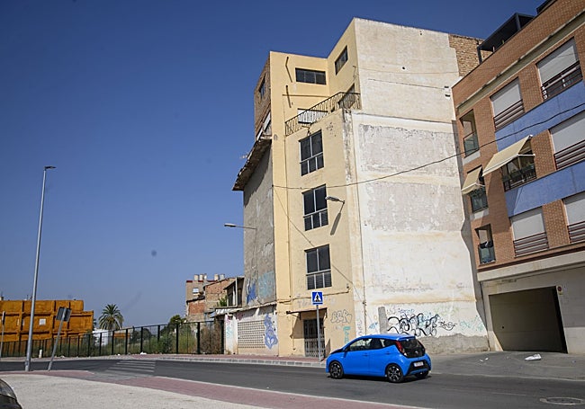 Edificio de cinco plantas junto al camino Albadel que será demolido.