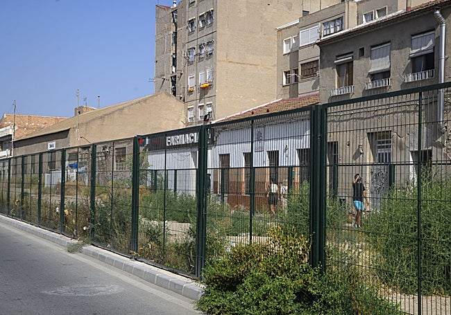 Hilera de construcciones en Barriomar recogidas dentro del Plan Especial del Carmen.