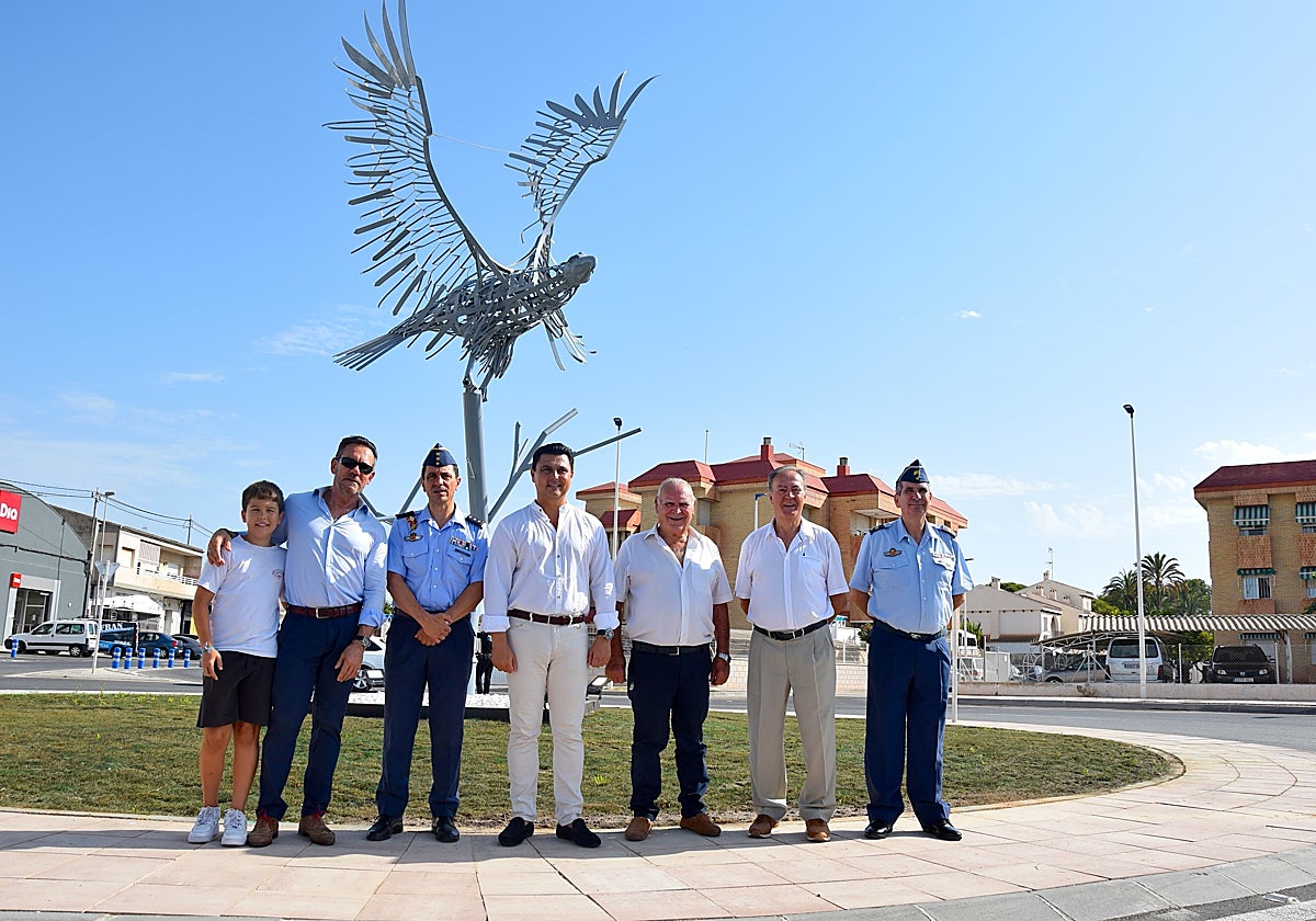 El coronel González y el alcalde José Miguel Luengo con el hijo del escultor y los dos ayudantes de la obra.