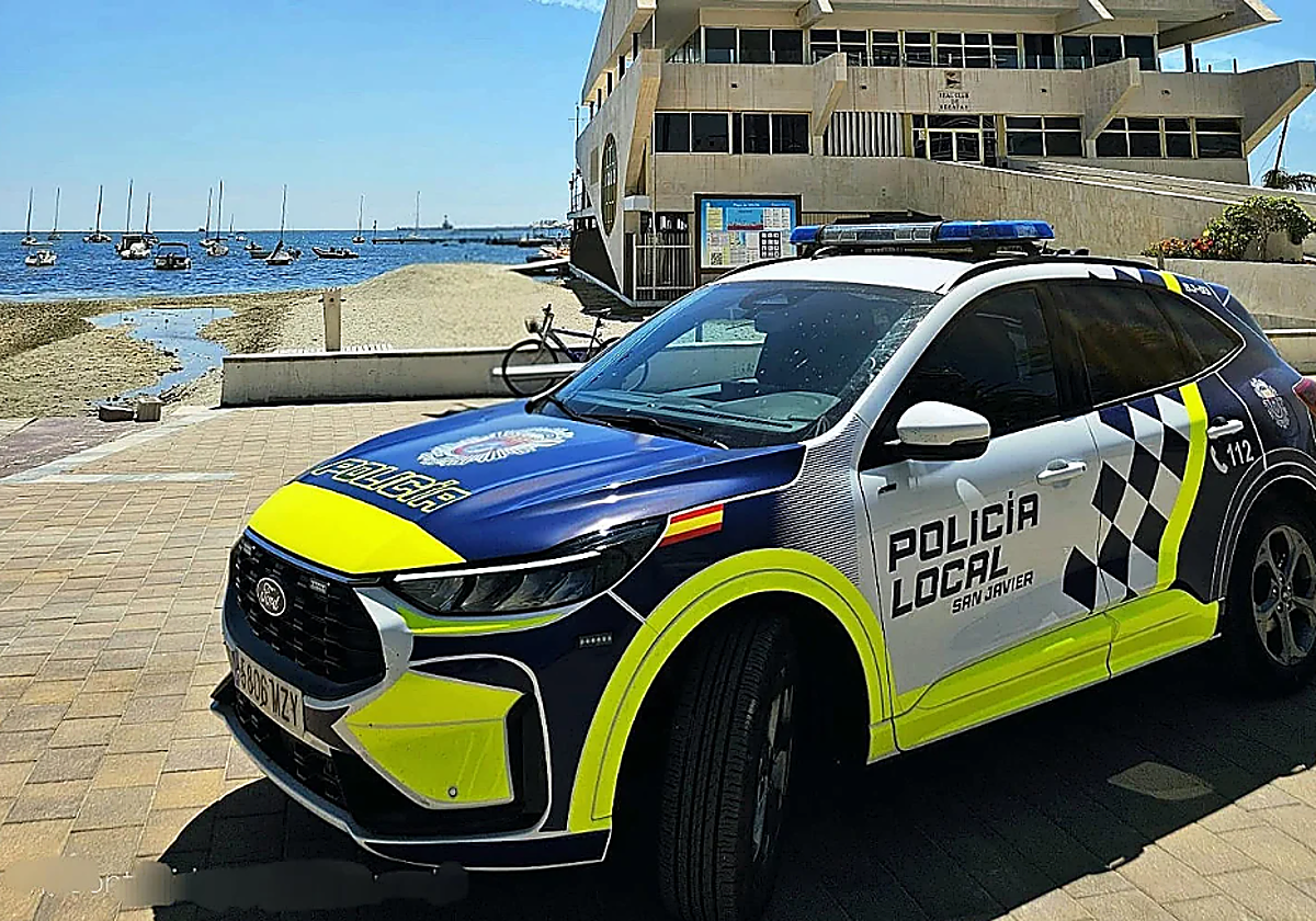 Un coche de la Policía Local de San Javier, en una imagen de archivo.