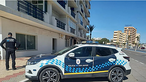Un empleado de un restaurante, experto en lucha canaria, reduce y desarma a dos atracadores con un cuchillo en La Manga del Mar Menor