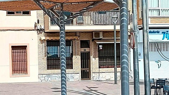 Tres nuevas pérgolas crean zonas de sombra junto a la Playa Barnuevo en San Javier