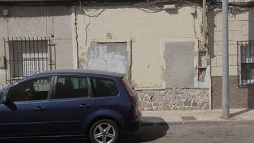 El desinterés de los propietarios de algunas viviendas del barrio de San Antón les lleva a tapiarlas.