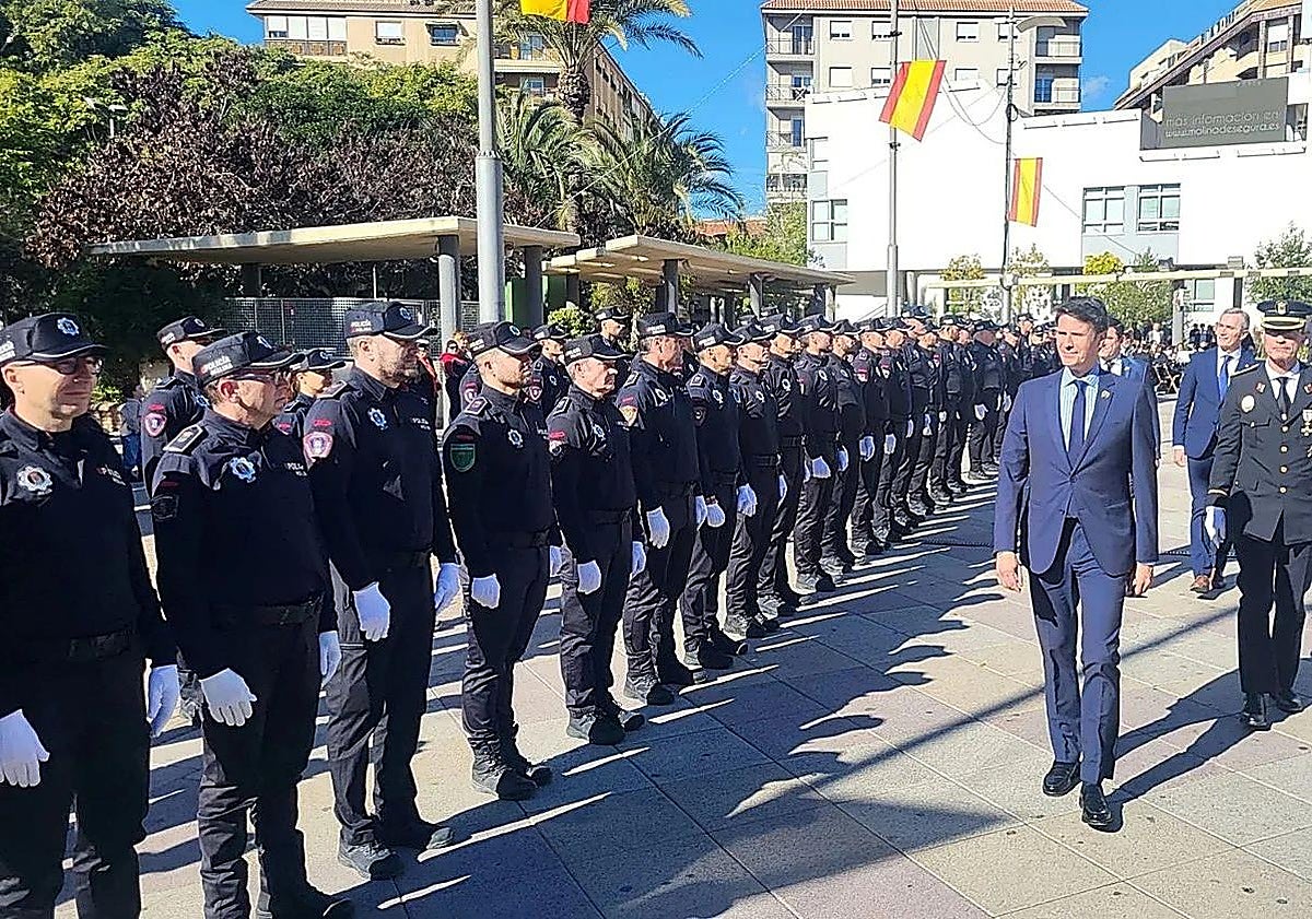 El alcalde y el jefe de la Policía Local pasan revista a los agentes en la Plaza de España, en una imagen de archivo.