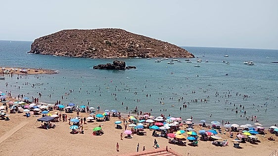 Fondeos y fiestas acuáticas ponen en pie de guerra a los vecinos de La Isla de Puerto de Mazarrón