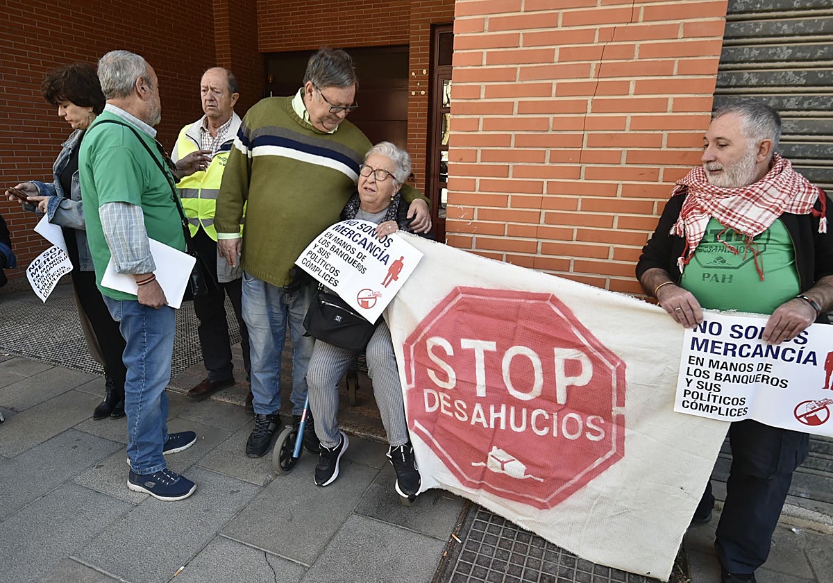 Concentración de protesta contra la orden de desahucio de Carmen (centro), en abril de este año.