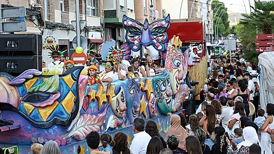 Cieza se echa a la calle para disfrutar de un multitudinario desfile de carrozas