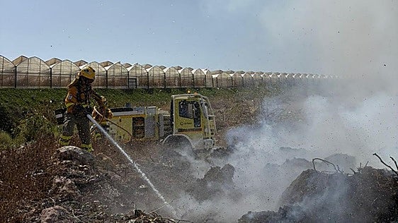 La columna de humo de una quema descontrolada genera alarma en Mazarrón