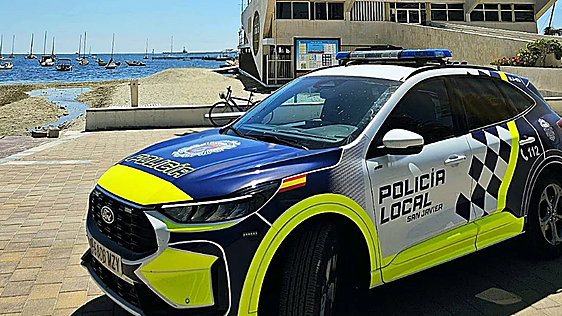 Detenido tras amenazar a su madre y arremeter con varios cuchillos contra policías locales en San Javier