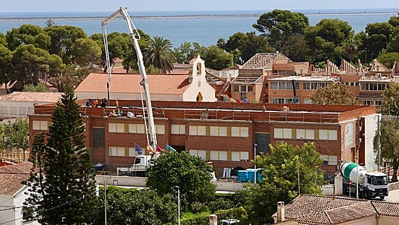 Alumnos de 12 grupos de un colegio de San Javier empezarán las clases en otro centro por el retraso en unas obras al aparecer 250 nidos de vencejo