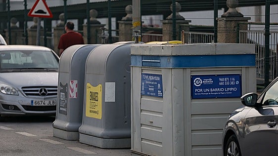 Molina de Segura licita la recogida de papel y cartón entre críticas de Traperos y el PSOE por la pérdida de la reserva social
