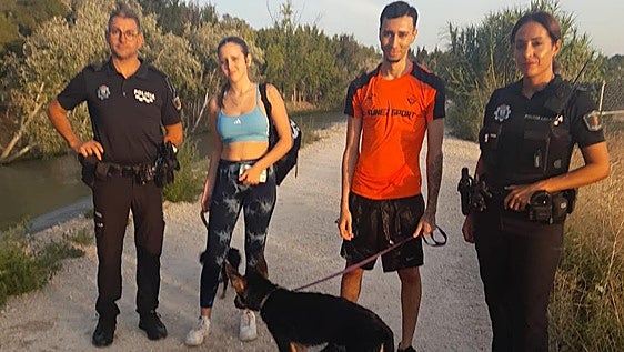 La Policía Local de Cieza rescata a un joven y a sus dos perros tras caer al río en una zona de difícil acceso