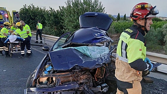 Una joven de 19 años tiene que ser excarcelada de su coche tras chocar contra un camión en Las Torres de Cotillas