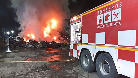 Arde un almacén de chatarra en Alhama de Murcia