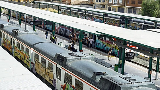 Los trenes 'camello' Murcia-Alicante tienen cuerda para rato