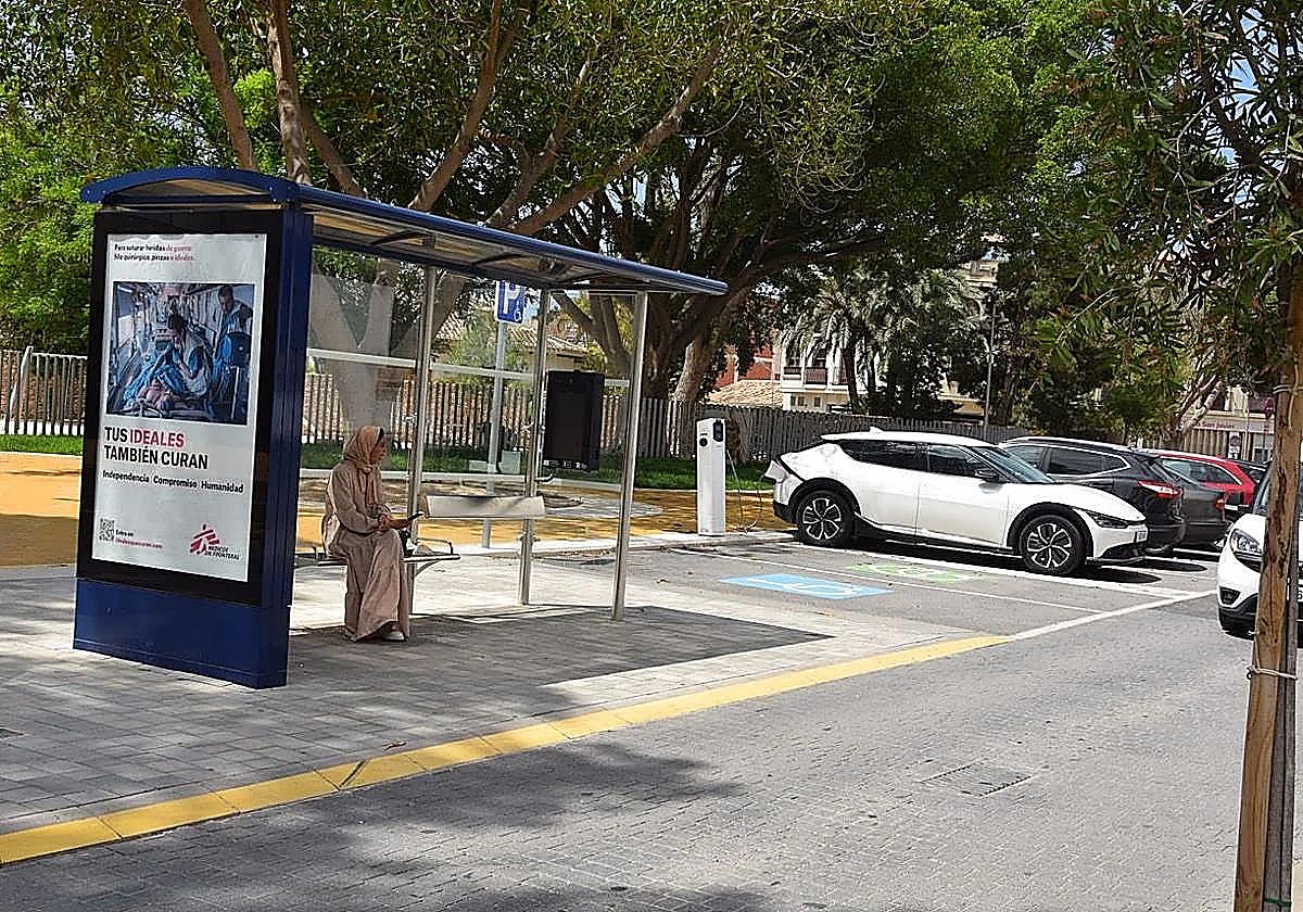 Una joven espera el autobús en la parada del Parque Almansa de San Javier, en una imagen de archivo.