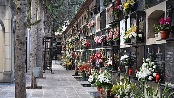 El anuncio del desalojo de 75 nichos con el permiso extinto en el cementerio de Jumilla desata la polémica
