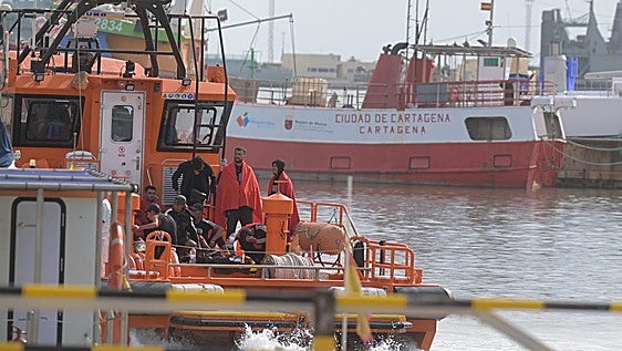 Una patera con 15 inmigrantes alerta al 112 por cuatro heridos críticos y Cruz Roja lo descarta