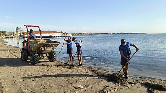 Las escorrentías por las lluvias vuelven a cargar el Mar Menor de lodo