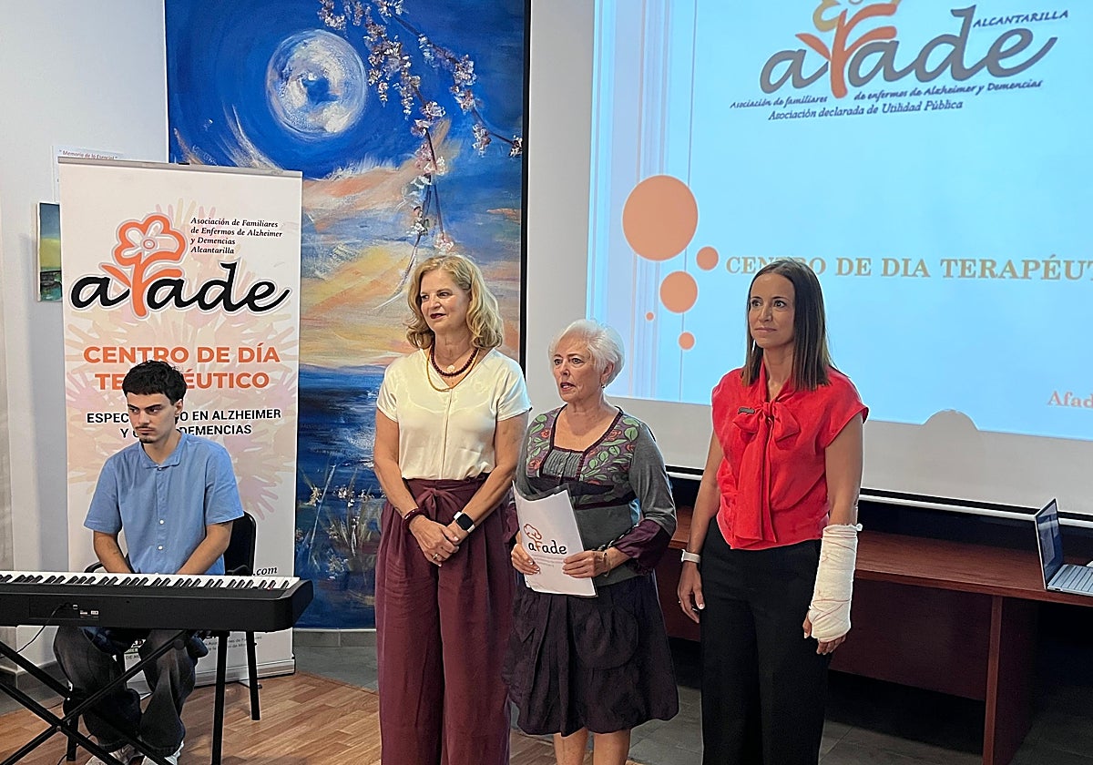La consejera de Salud, Isabel Ayala (a la derecha), acompañada de Julia Fernández, presidenta de Afade y de Paqui Terol, alcaldesa de Alcantarilla.