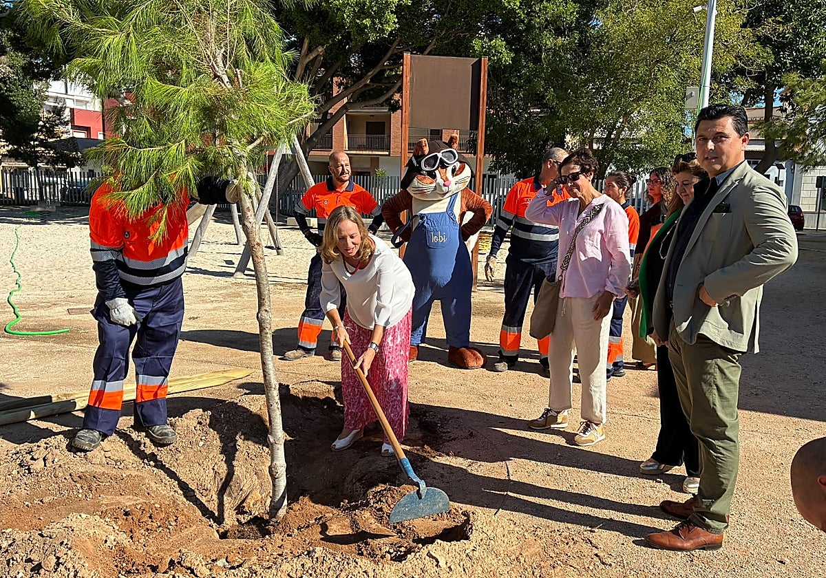 La directora de Patrimonio Natural y Cambio Climático, Inma Torres, ayudó a plantar un pino en el Parque Almansa.