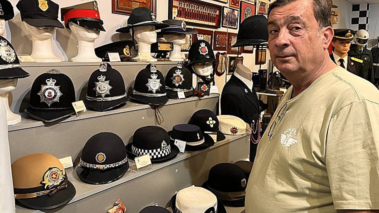 Un recorrido por las policías del mundo sin salir de la comisaría de Totana