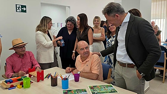 La Asociación Alzhéimer de Lorca inaugura su centro de día con todas las plazas cubiertas