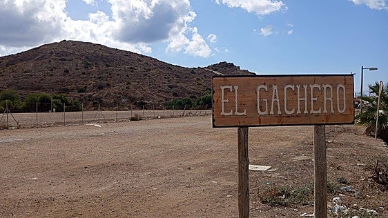 El proyecto de 430 viviendas en la playa de La Isla de Mazarrón avanza con la descontaminación del terreno