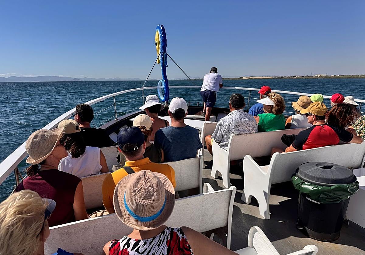 Participantes en la ruta gratuita por el Mar Menor, ayer, durante la ruta