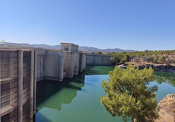 Aspecto que presentaba ayer la presa del embalse de Puentes