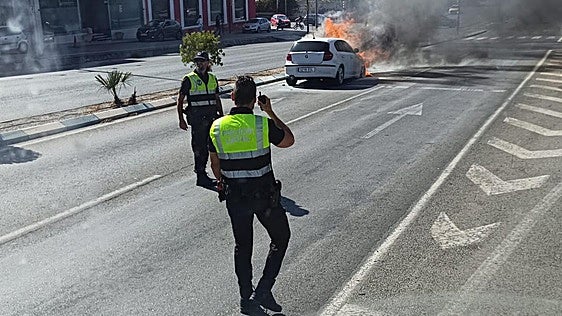 Arde un coche en la entrada de Molina de Segura