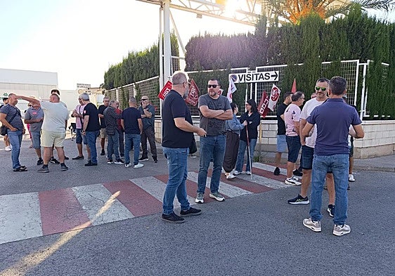 Trabajadores durante la jornada de huelga en una de las empresas afectadas.