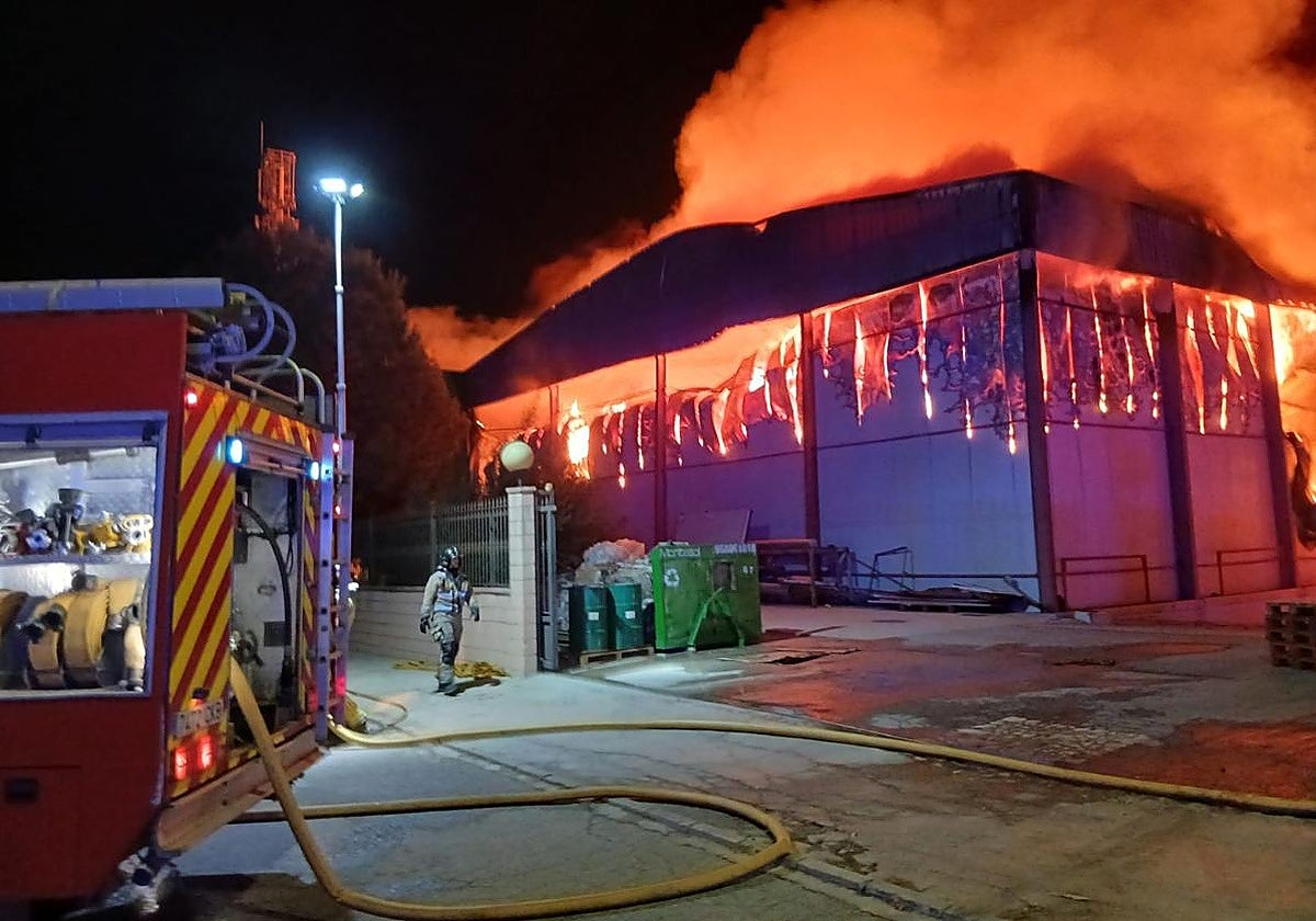 El incendio, en la madrugada de este jueves, de una nave industrial en Abanilla.