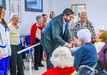 López Miras, durante su visita de este viernes a la residencia en Murcia.