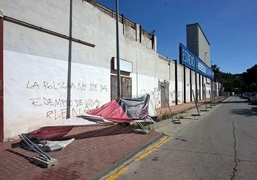Imagen de archivo de la calle Amberes, con la acera y los aparcamientos perimetrados.