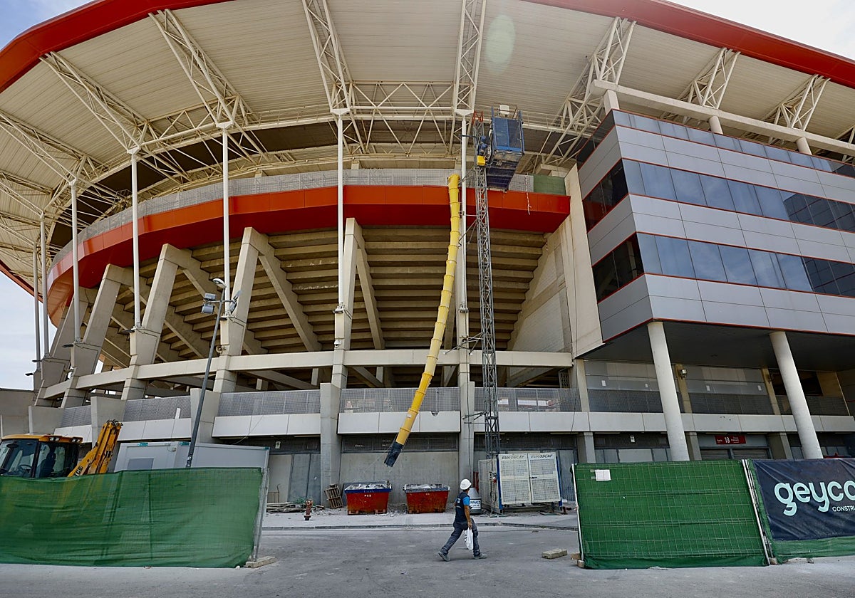 Estado del exterior del Enrique Roca en la mañana del jueves, mientras se suceden las obras de la 'Cuarta Planta'.