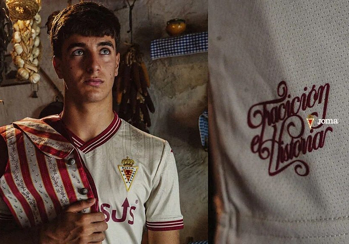 Imagen de la segunda equipación del Real Murcia 2026-27 en honor al Bando de la Huerta.