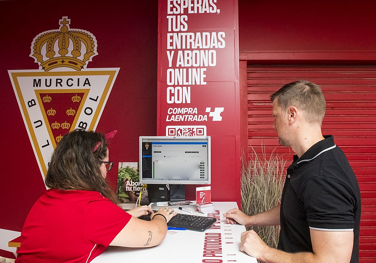 Un aficionado del Real Murcia saca su abono en la pasada temporada.