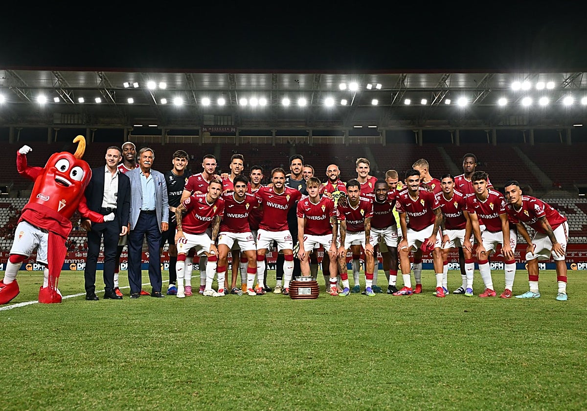 La plantilla del Real Murcia 2025-26 celebra su victoria ante el Elche en el partido de presentación.