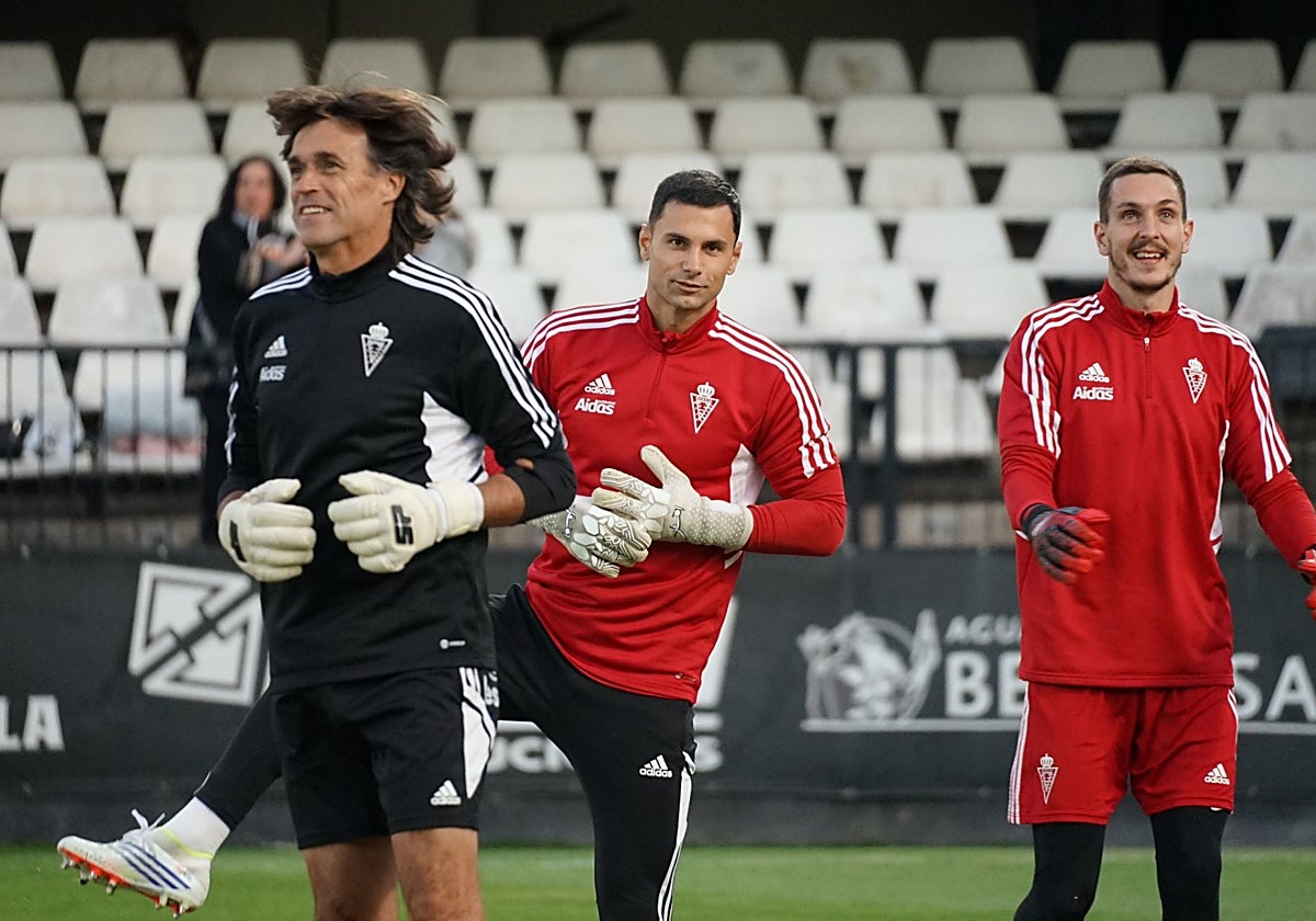 Avelino Viña, entrenador de porteros del Real Murcia, con Serna y Joao Costa en un calentamiento en Castalia en la 2022-23.