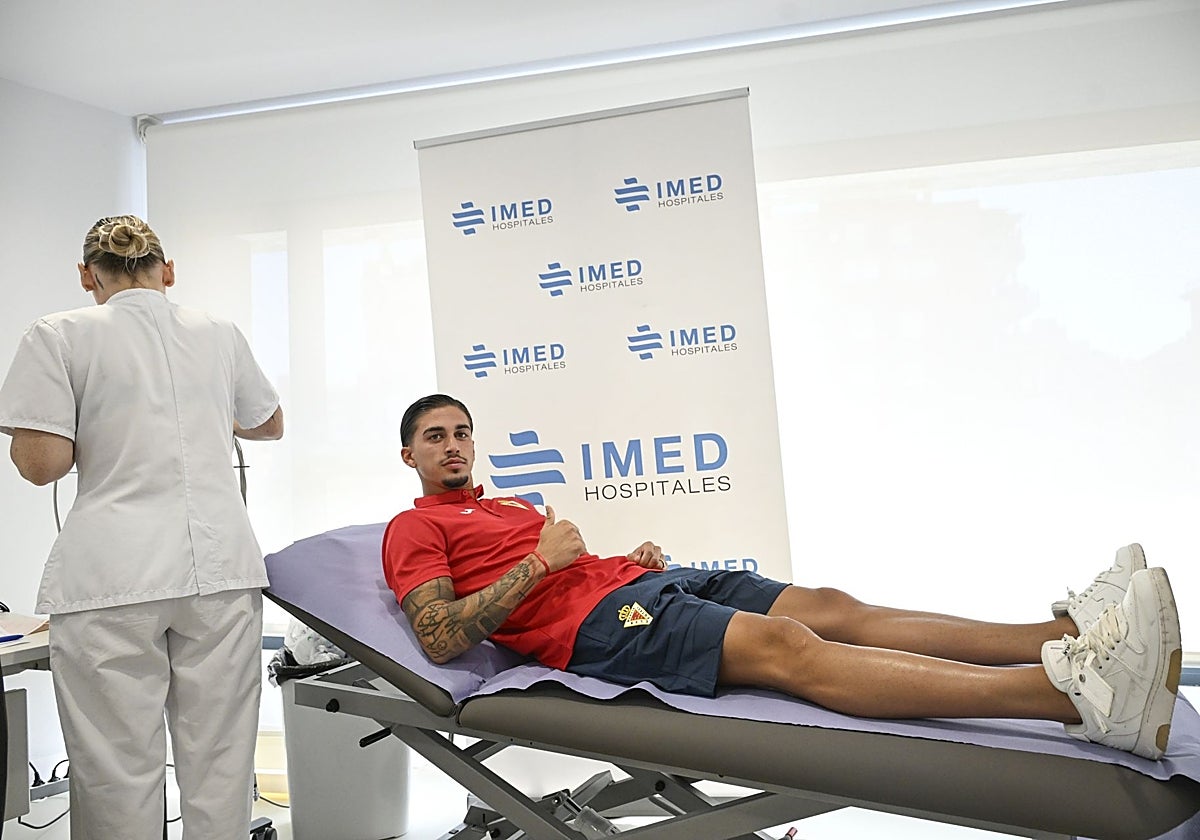 Cristo Romero, actual jugador de Real Murcia, pasa las pruebas médicas en la pretemporada pasada.