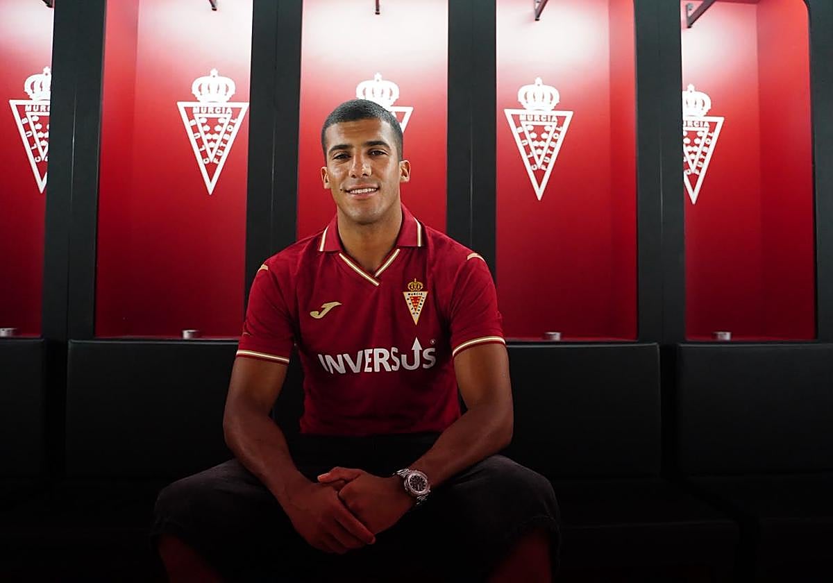 Mounir Errahaly, nuevo jugador del Real Murcia, con la elástica pimentonera.