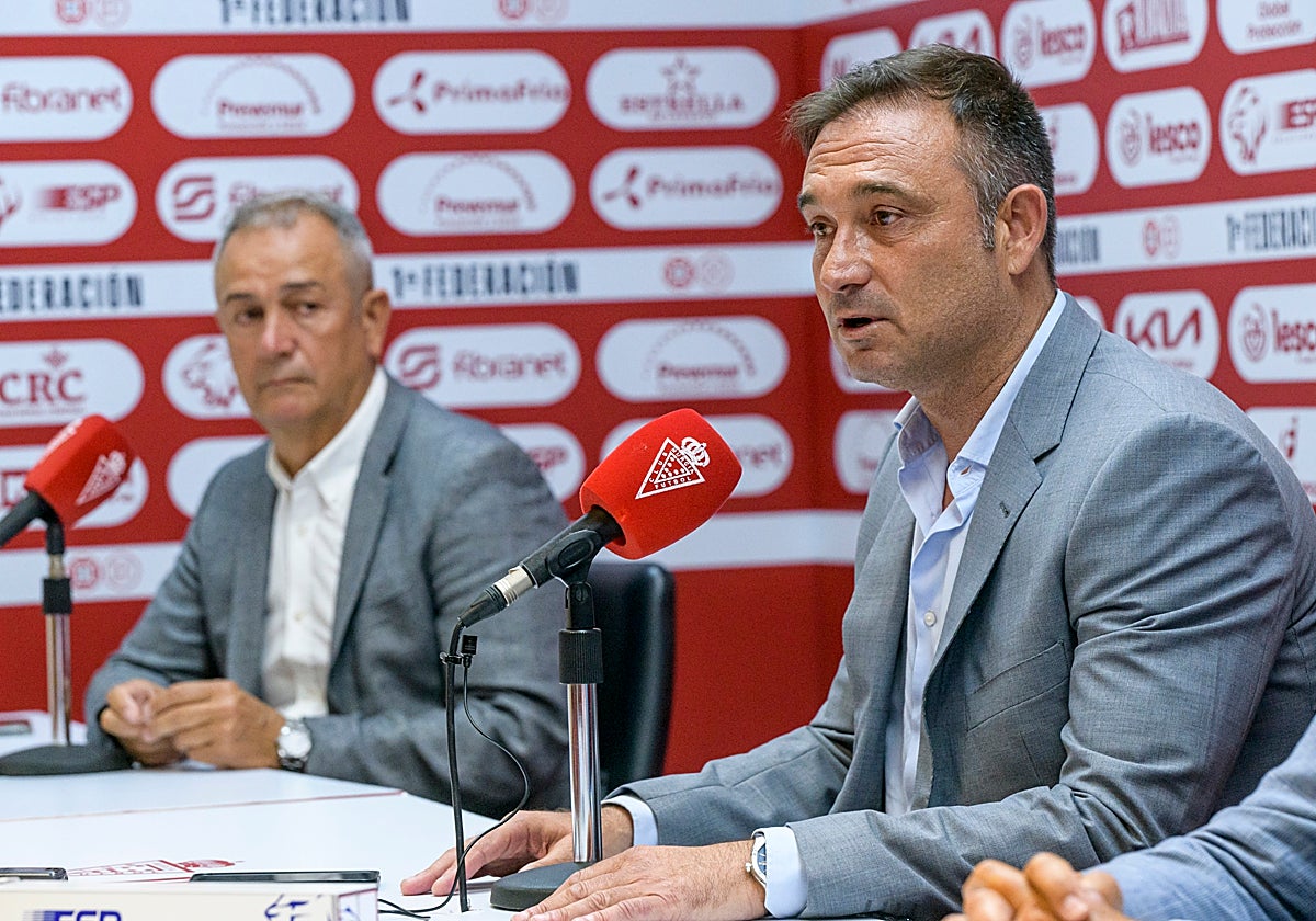 Javier Recio (d) durante su presentación con el Real Murcia en junio de 2023.