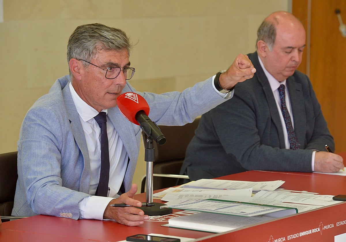 Higinio Pérez (i) junto a Rafael Marras durante la ampliación de capital del Real Murcia en 2024.