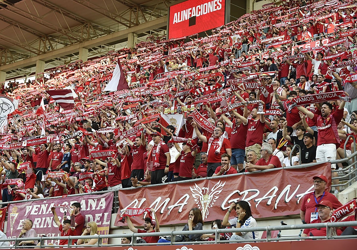 La afición grana animando al Real Murcia en el Enrique Roca la temporada pasada.