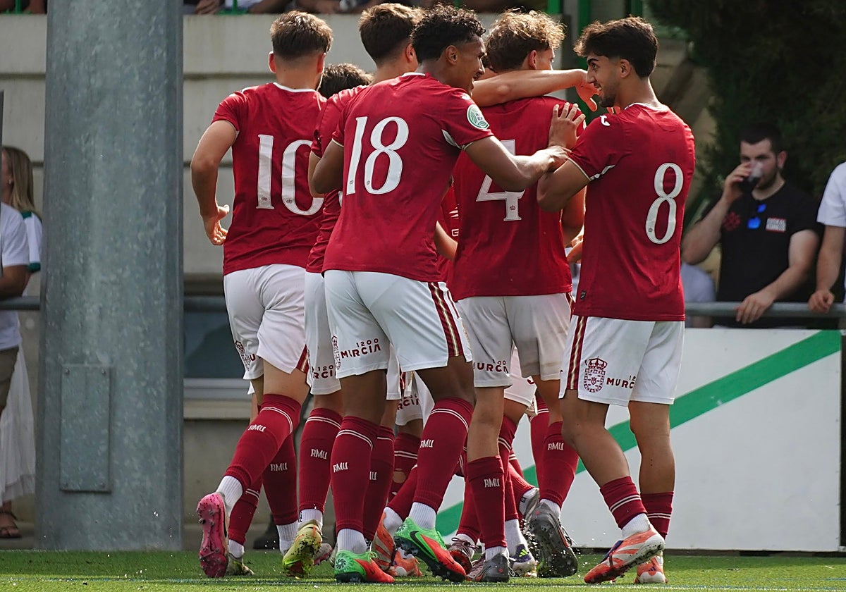 Los jugadores del Real Murcia Imperial celebran uno de sus goles durante el 'playoff' de ascenso.