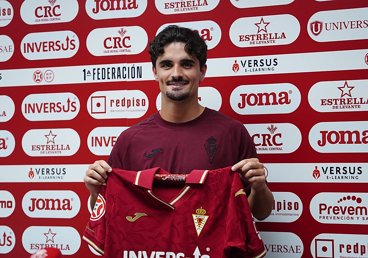 Javi Mier, durante su rueda de prensa de presentación.