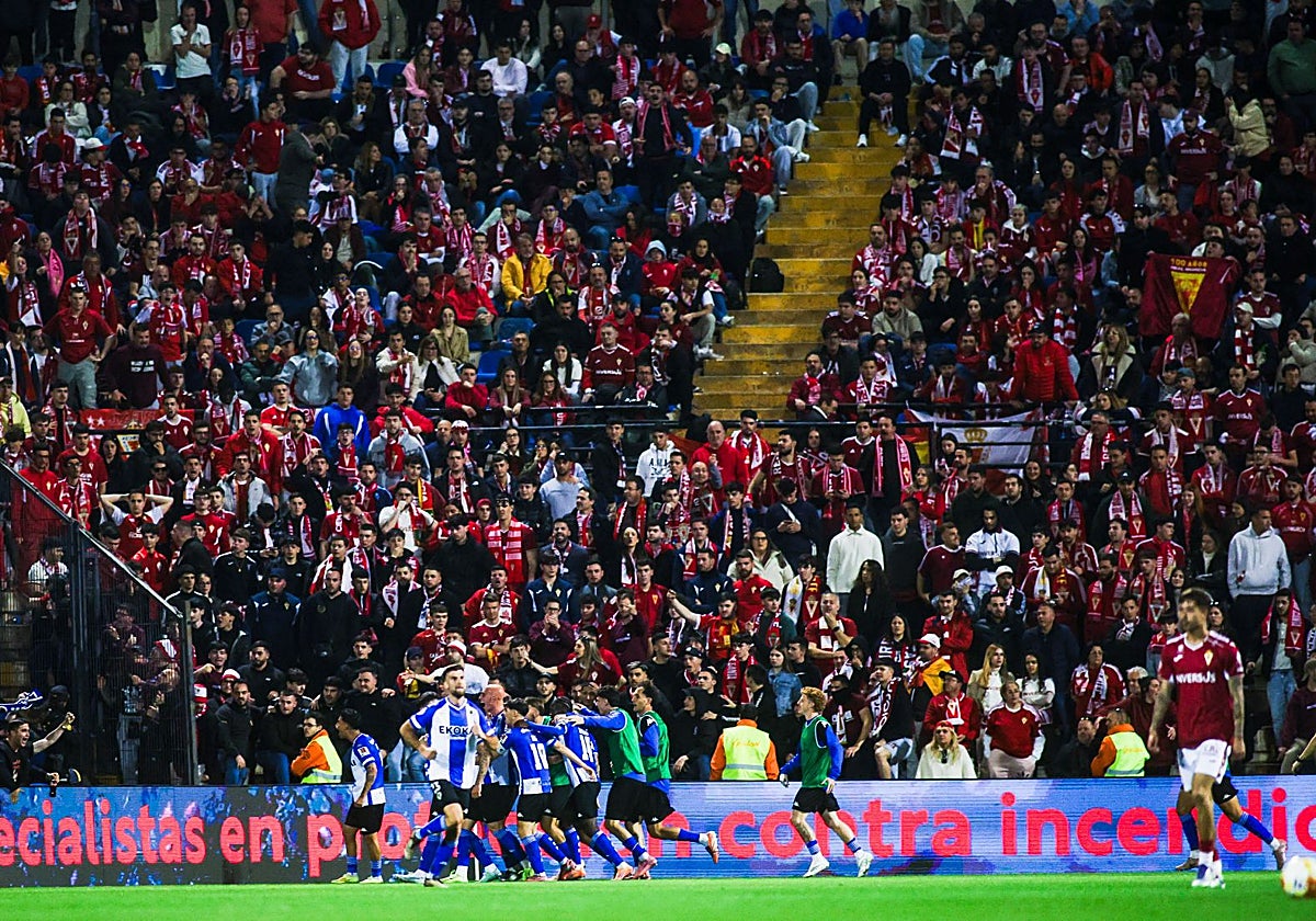 Imagen del último Hércules-Real Murcia, con la afición grana en uno de los córners.