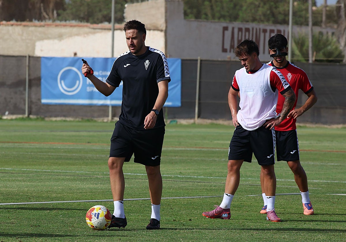 Sergi Guilló, entrenador del Real Murcia, da instrucciones durante un entrenamiento.