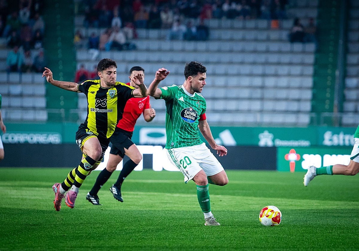 Álvaro Giménez, fichaje del Real Murcia, controla un balón con el Racing de Ferrol.